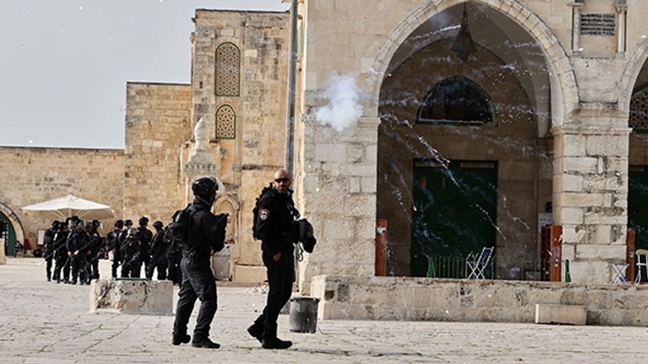 Fanatik Yahudilerden İsrail polisinin kontrolünde Mescid-i Aksa'ya baskın