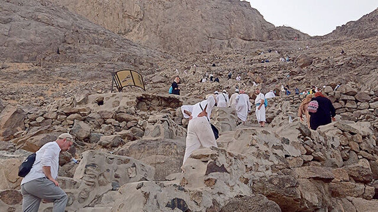 Hacı adaylarının Hira Dağı'na heyecanlı tırmanışı