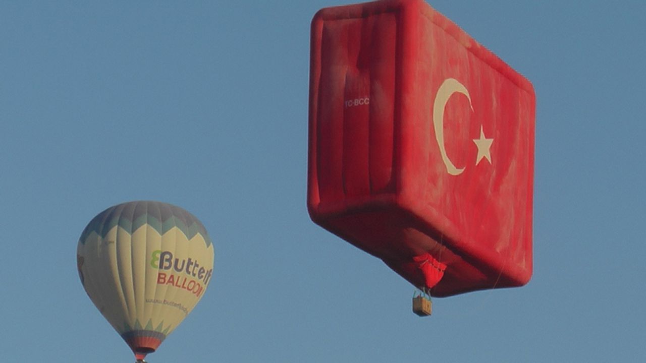 Dünyanın en büyük bayrak figürlü balonu 30 Ağustos için havalandı