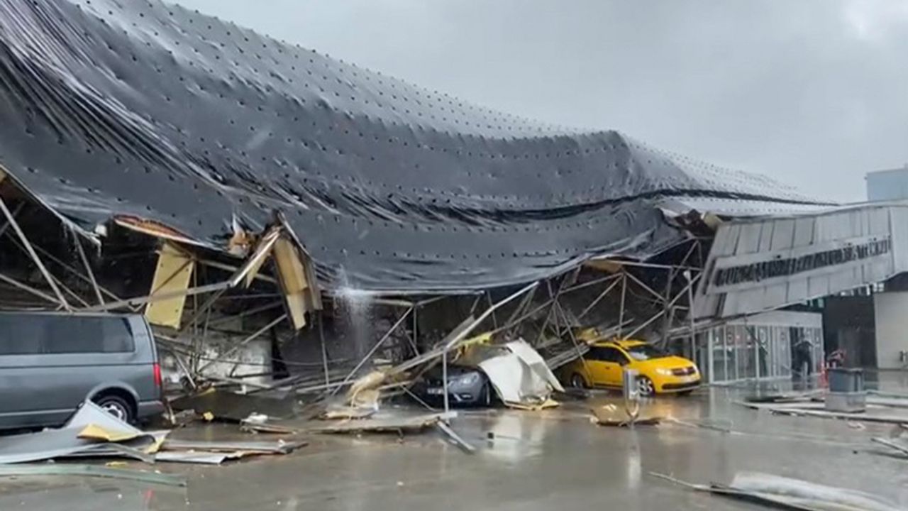 Bursa'da yıldırım otobüs terminaline düştü...Çatı çöktü.. Ağaçlar yıkıldı