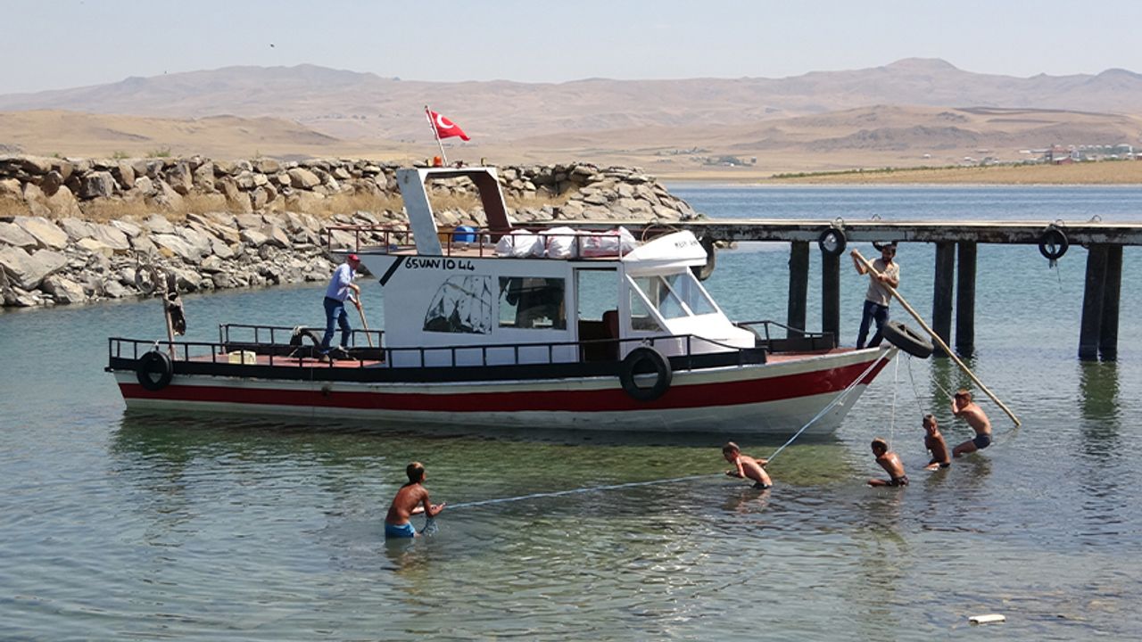 Karaya oturan teknenin yardımına çocuklar koştu