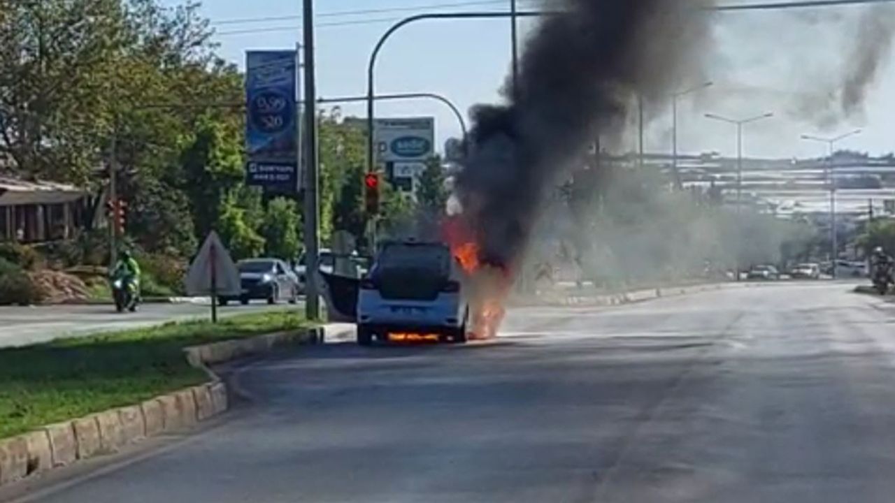 Çıkan yangında alev topuna dönen araç kullanılamaz hale geldi