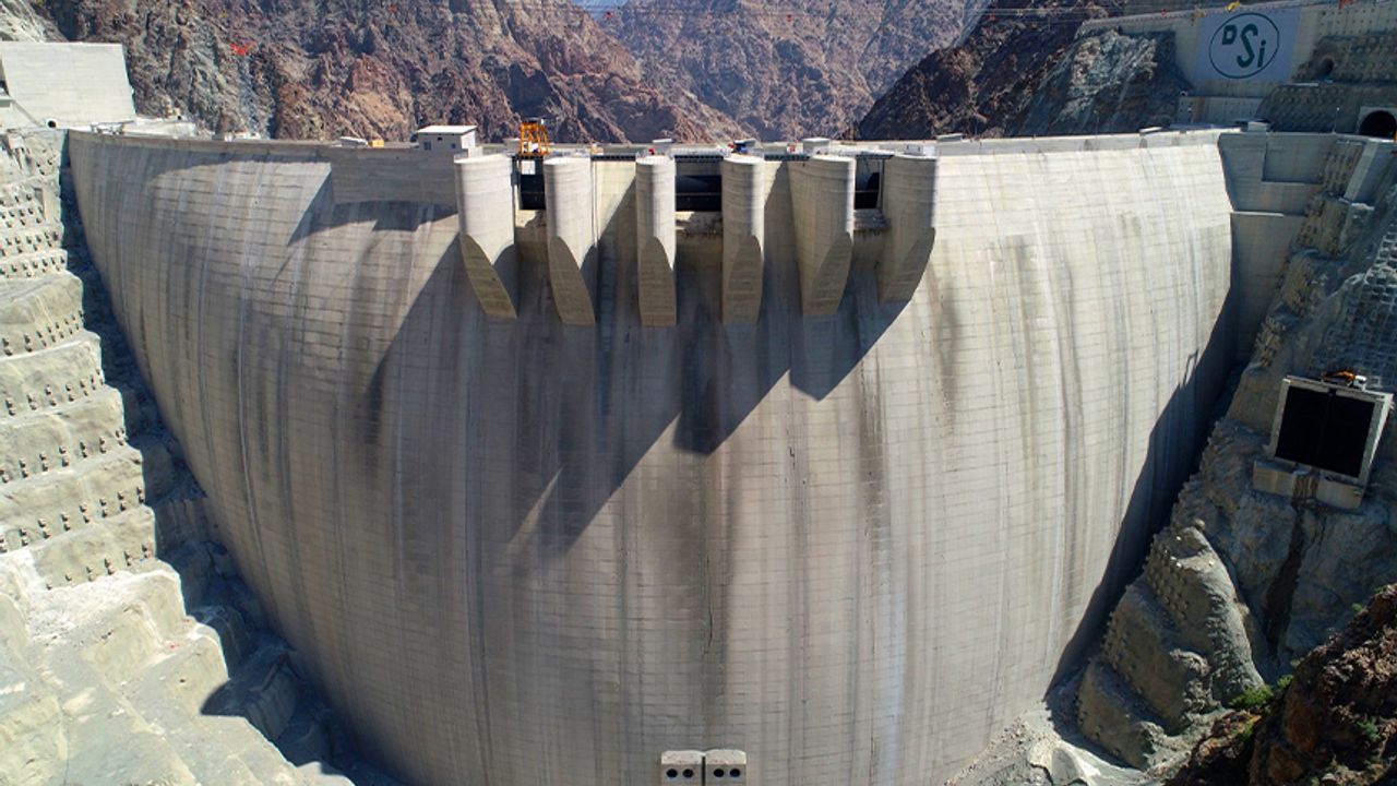 Yusufeli Barajı su tutmak için bekliyor