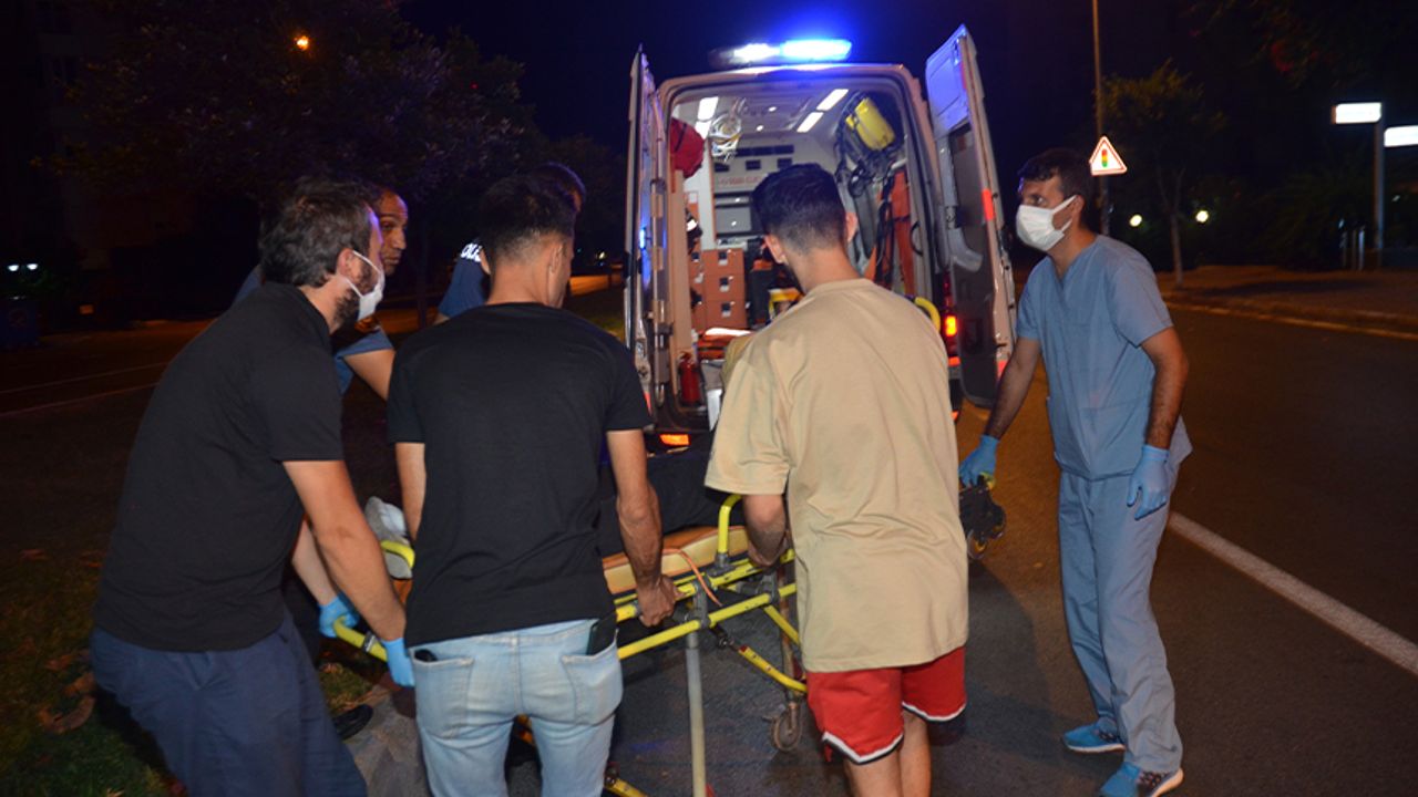 Antalya'da motosiklet orta refüje çarptı