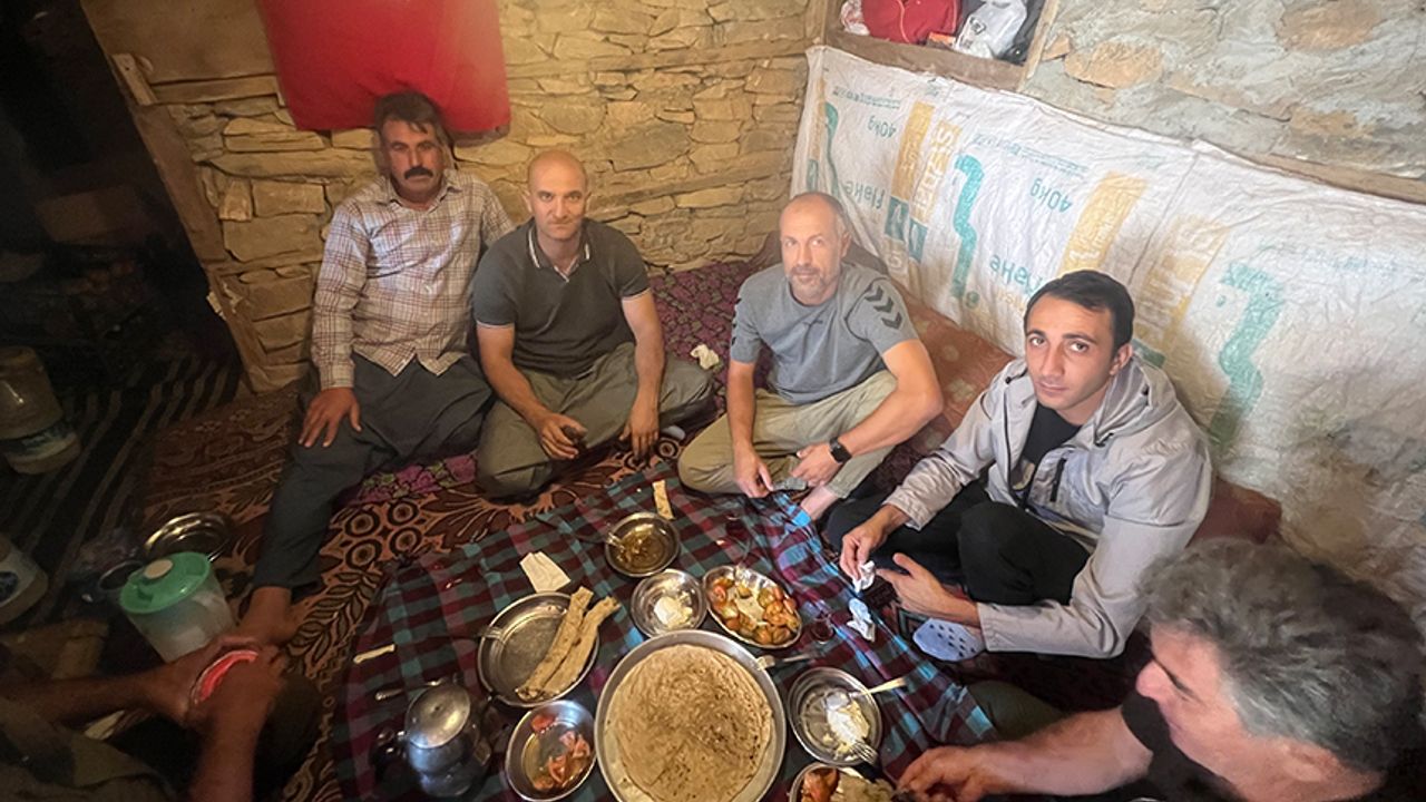 Kepenek ve şalvar giydi çobanlık yaptı bazlama pişirdi