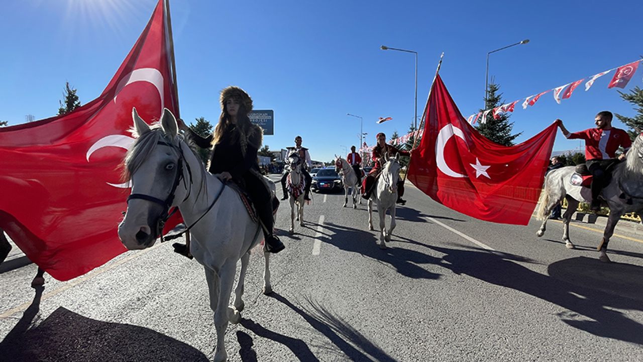 MHP Genel Başkanı Bahçeli'yi Erzurum'da atlı ciritçiler karşıladı