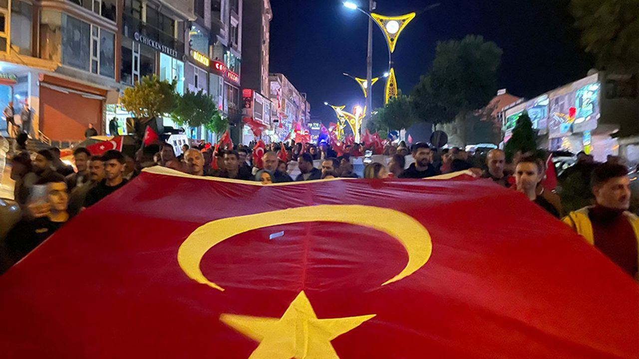 Şemdinli’de metrelerce uzunluğunda Türk Bayrağı Cumhuriyet bayramı için açıldı