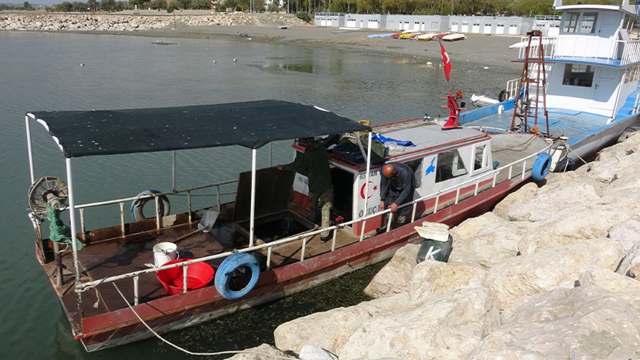Van Gölü’nde su seviyesinin azalması balıkçıları endişelendirdi