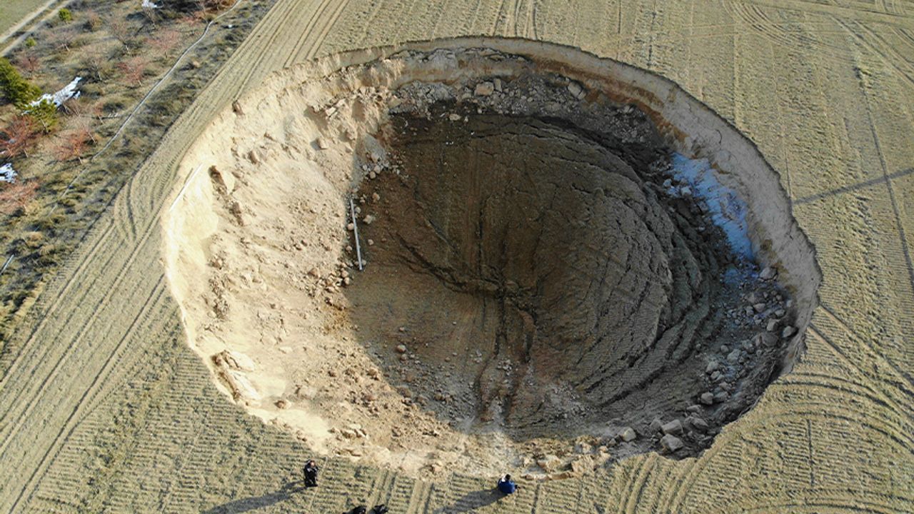Konya’da iki fay arasında 37 metre çapında obruk oluştu