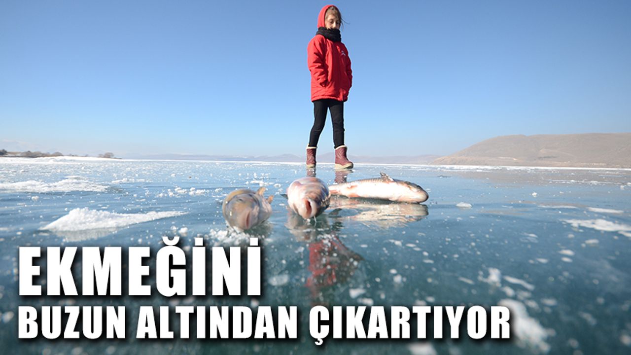 Ekmeğini buzun altından çıkartıyor