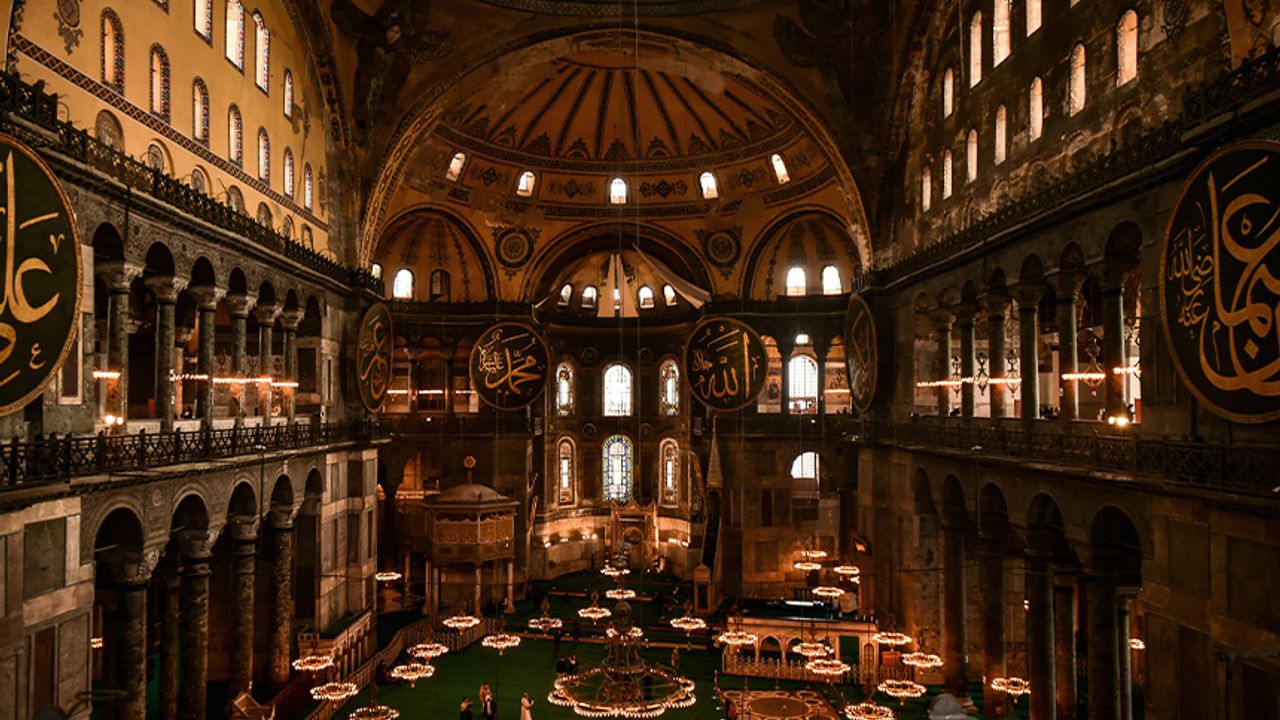 Ayasofya-i Kebir Camii  turistik amaçlı ziyaretler başladı