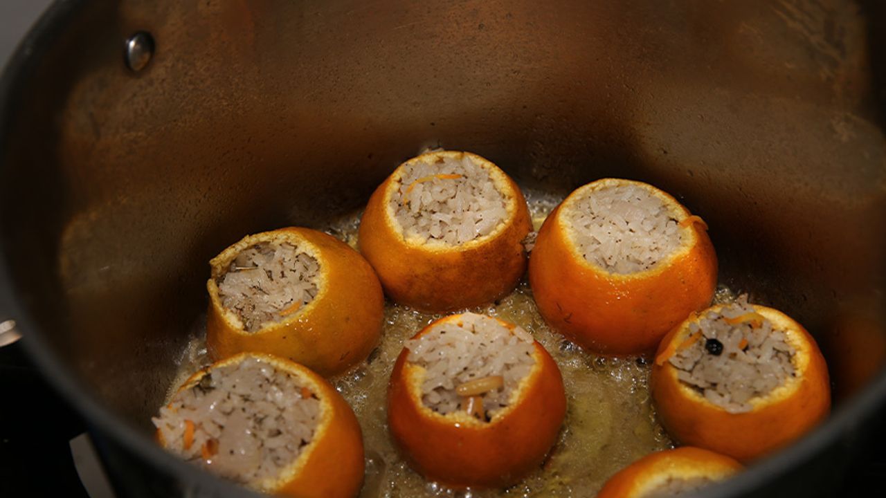 Sıfır atık mantığıyla mandalinanın kabuğundan dolma yaptılar