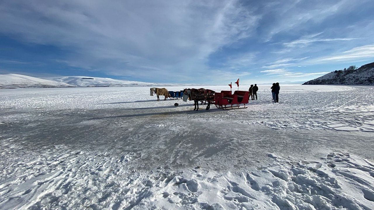 Çıldır Gölü’nde atlı kızak keyfi başlıyor