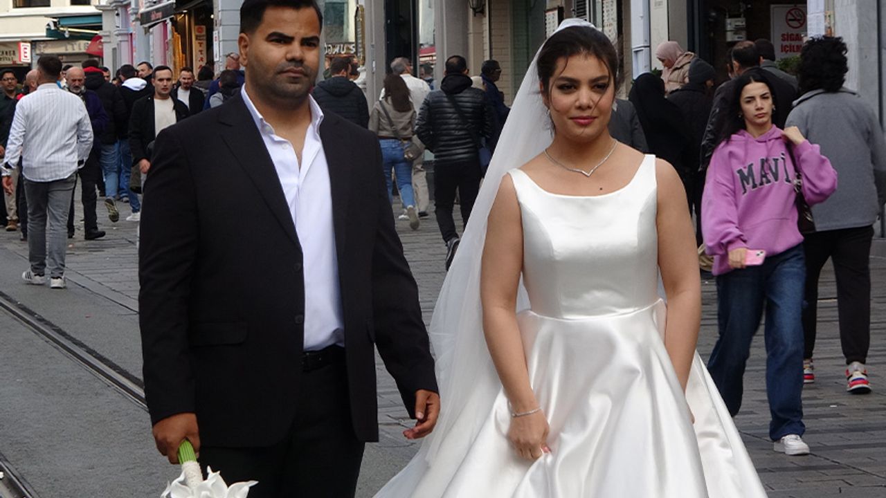Taksim’de İranlı gelin ve damada yoğun ilgi