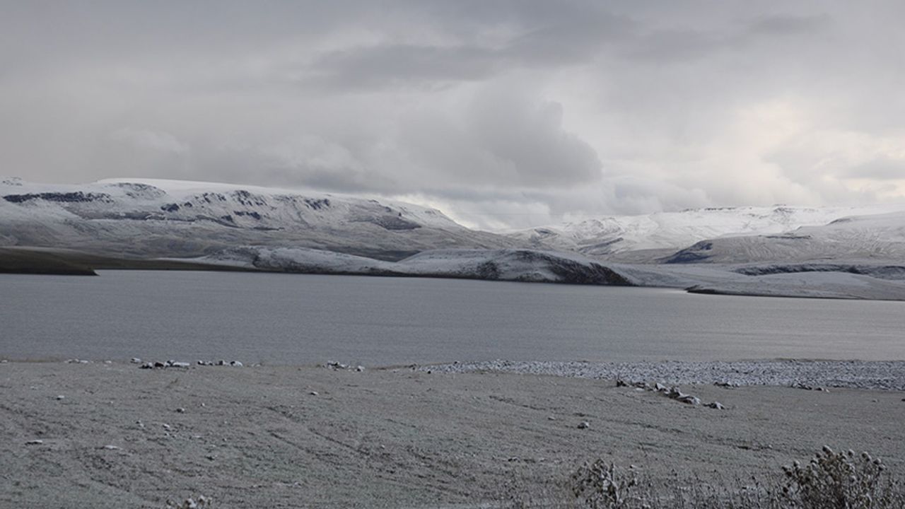 Kars'ta yüksek kesimler beyaza büründü
