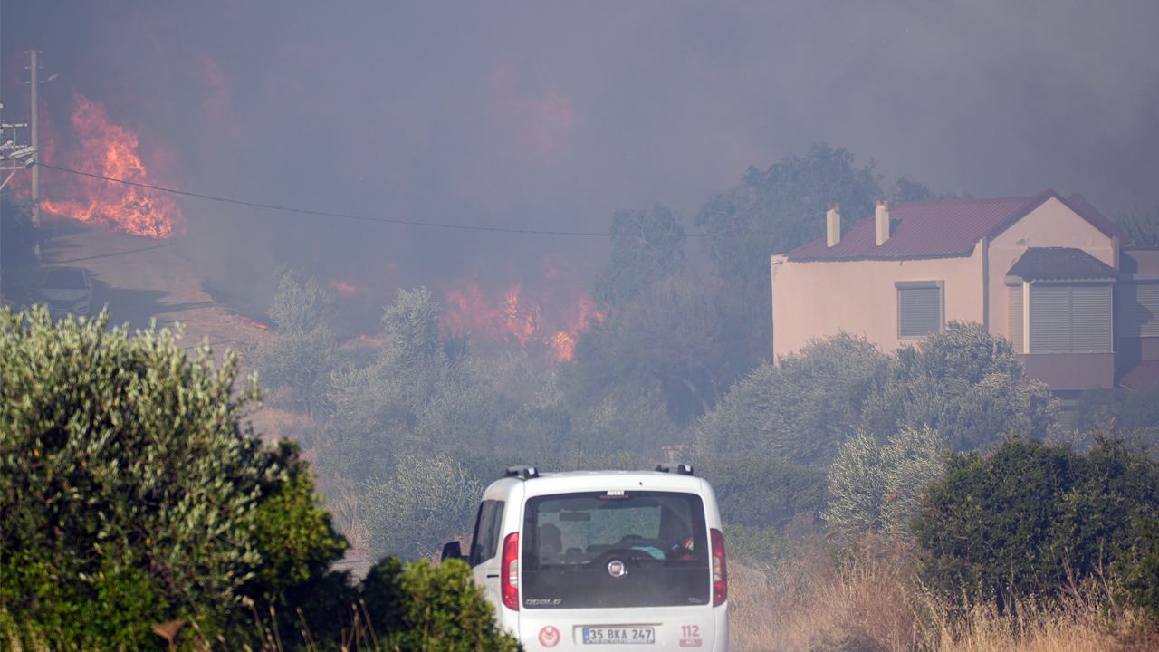 Çeşme ve Ödemiş'teki orman yangınlarına müdahale sürüyor