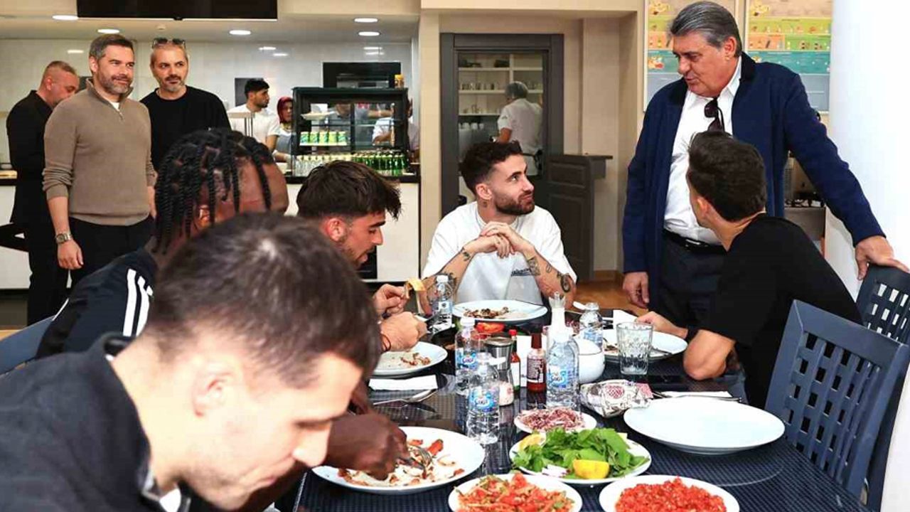 Beşiktaş Başkanı Serdal Adalı, Fenerbahçe derbisi öncesi futbol A takımıyla buluştu