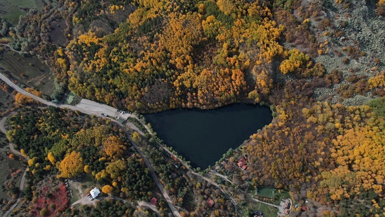 Ankara'daki Karagöl Tabiat Parkı sonbahar renklerine büründü