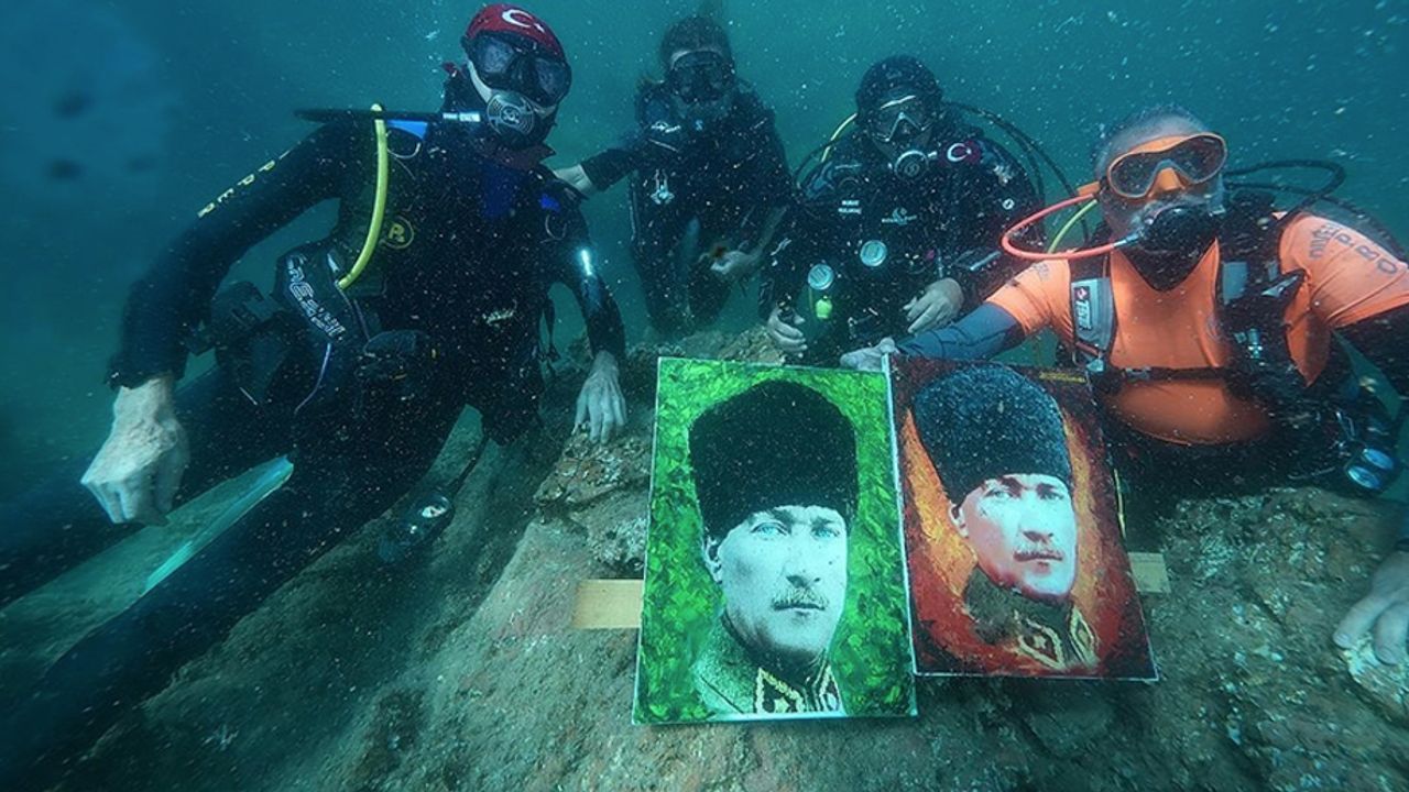 Cumhuriyet'in kuruluşunun 102. yılını su altında Atatürk portresi boyayarak kutladılar