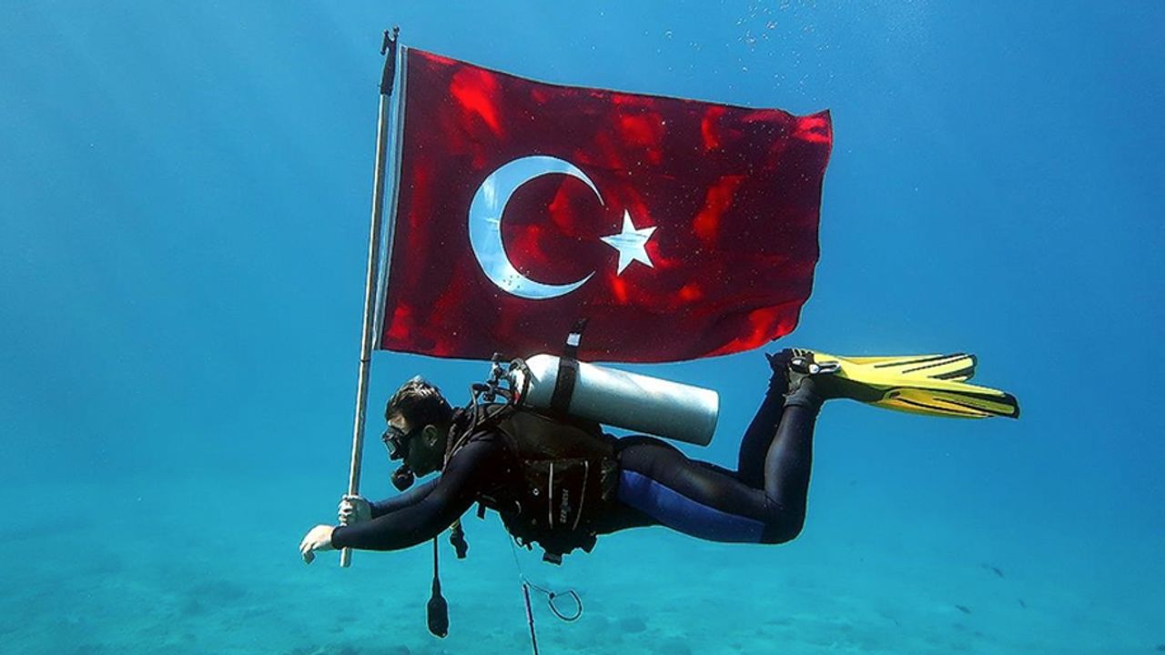 Fethiye'de Cumhuriyet Bayramı'nı su altında bayrak açarak kutladılar