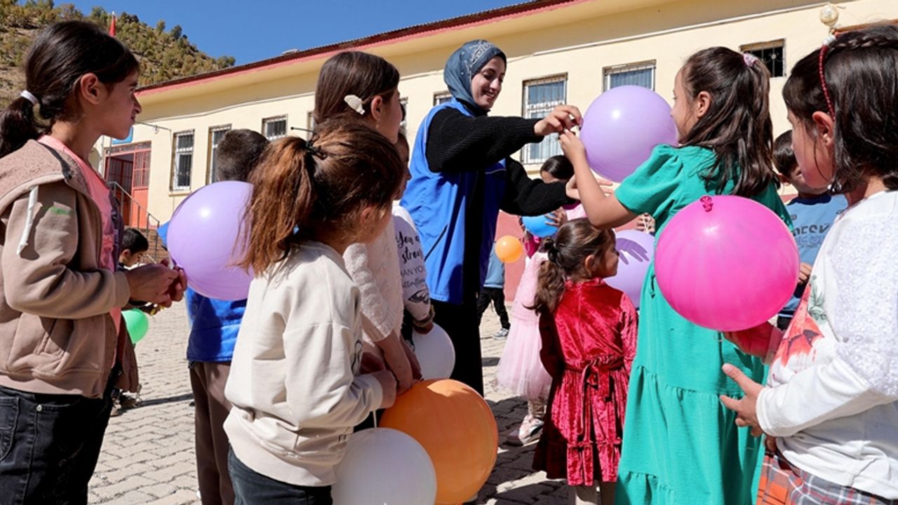 Gönüllüler sınır köylerinde yaptıkları etkinliklerle çocukların yüzünü güldürüyor