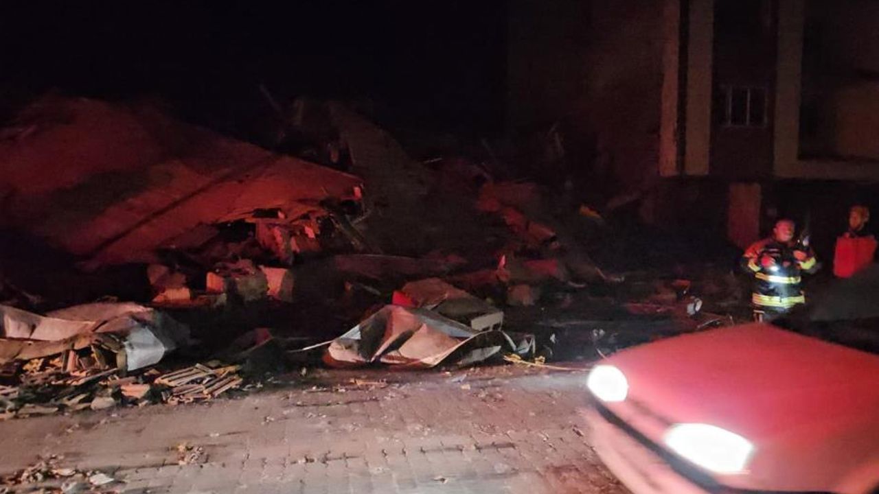 Balıkesir Sındırgı’da 6.1’lik depremde üç bina yıkıldı