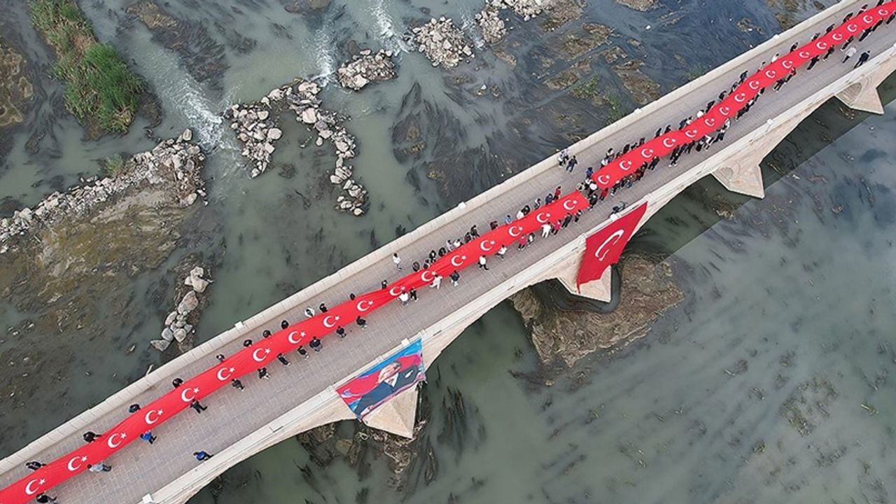 Çorum'da vatandaşlar 102 metrelik Türk bayrağı ile yürüdü