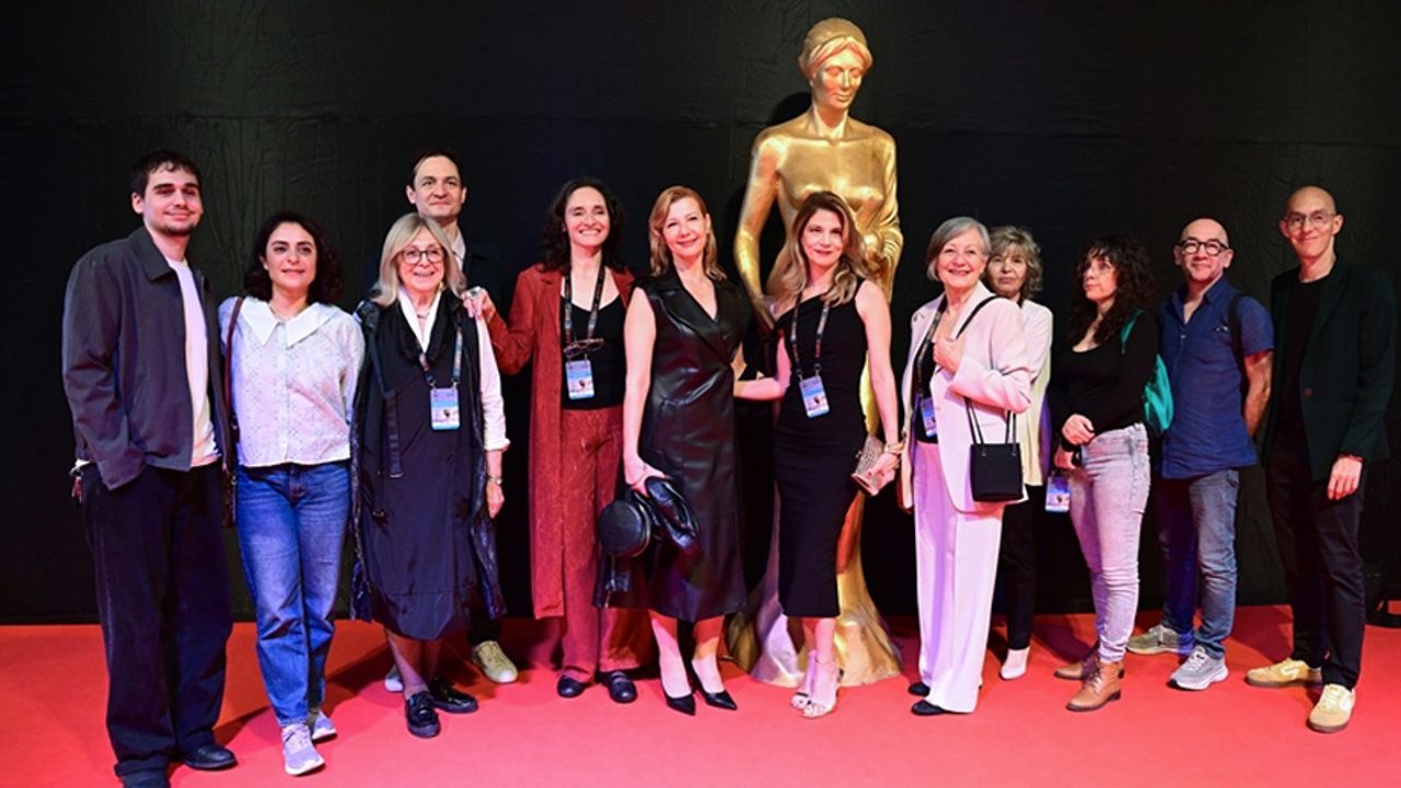 Uluslararası Antalya Altın Portakal Film Festivali'nin açılış töreni kırmızı halı geçişiyle başladı