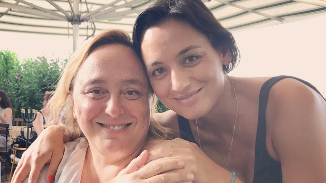 Ayşe Barım'ın ekibinden flaş hamle: Sağ koluydu, AK Parti rozeti taktı!