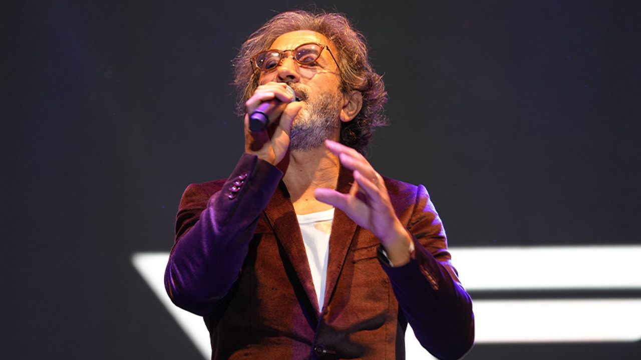 Ünlü şarkıcı Fettah Can hayranlarıyla buluştu