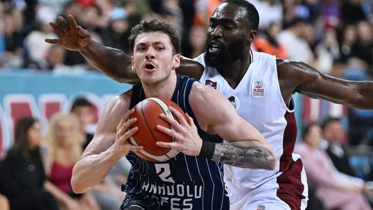 Anadolu Efes konuk olduğu Trabzonspor'u son çeyrekte yıktı