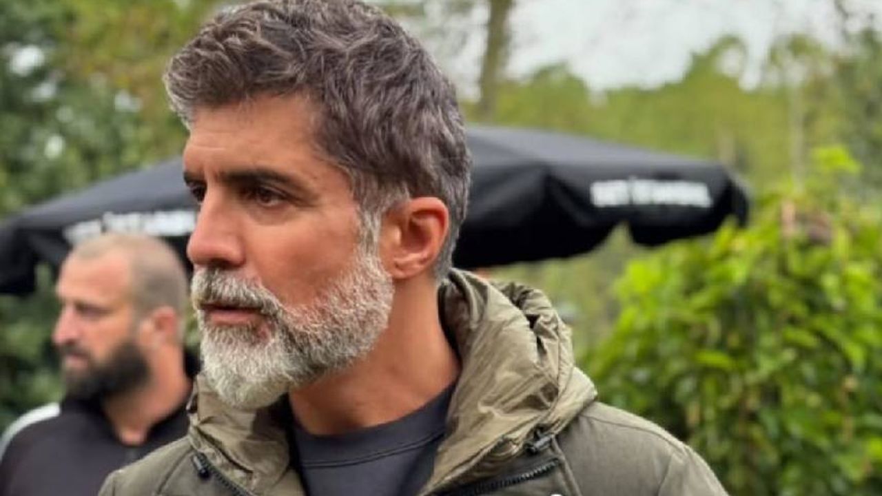 Sakallı haliyle 'Şirin Baba'ya benzetilen Özcan Deniz özüne döndü!