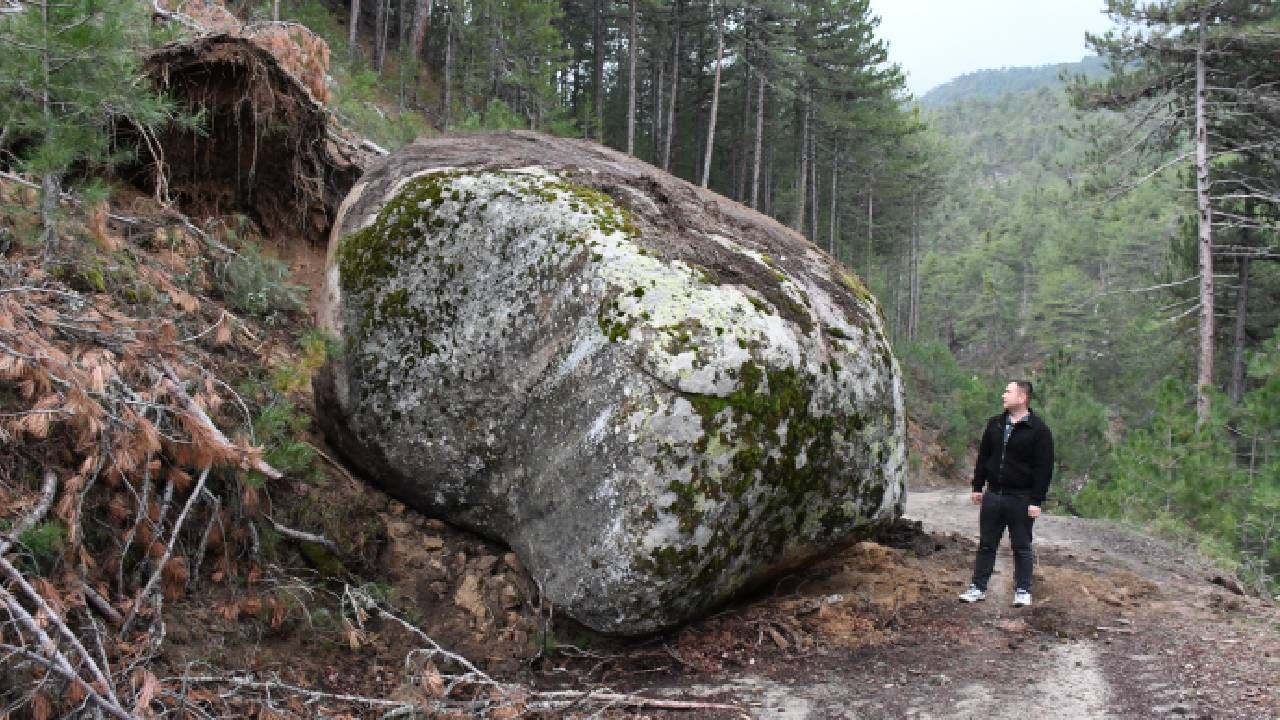 Deprem sonrası yamaçtan düşen dev kaya yolu kapattı