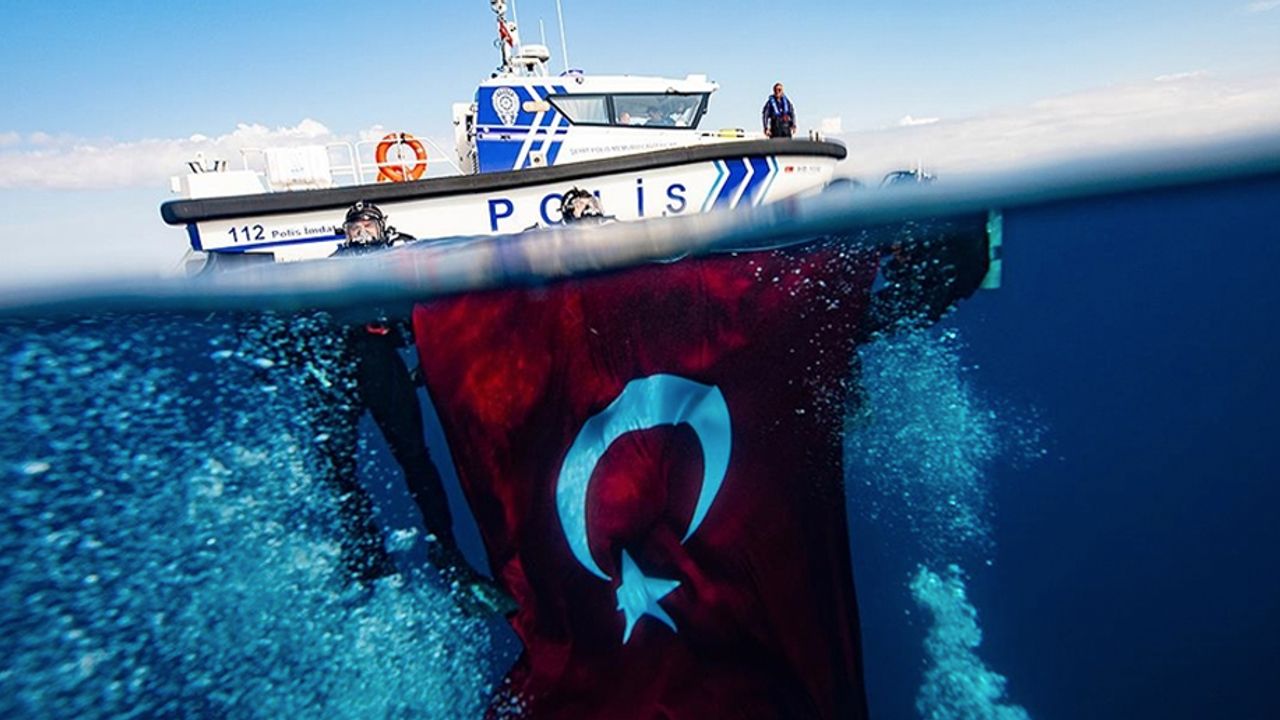 İzmir'de deniz polisleri 29 Ekim'i su altında bayrak açarak kutladı