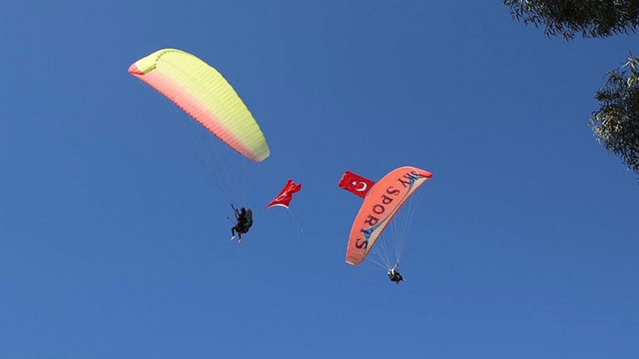 Antalya'da 50 paraşütçü Türk bayraklarıyla atlayış yaptı