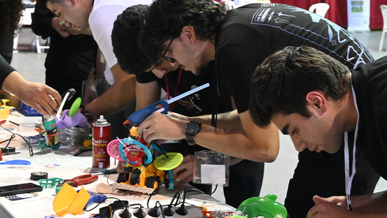 Türkiye'nin en çirkin robotları sahneye çıktı