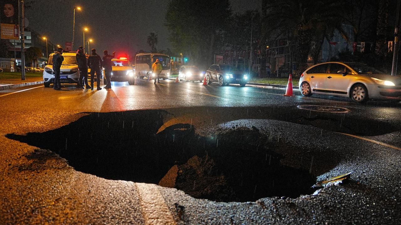 İstanbul'da sağanak sonrası yol çöktü, sokaklar göle döndü