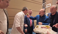 Mustafa Varank, Ali Koç'a elleriyle 'okunmuş baklava' yedirdi