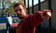 Dave Franco'nun son filmi Idiots'tan ilk fragman geldi! Görev basitti... Sonrası tam bir felaket!