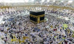 Umre için gittiler, 8 aydır dönemiyorlar! Türk ailenin Kabe'deki seccade tartışması kabusa döndü