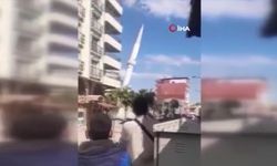 Depremde hasar alan cami minaresi yıkıldı