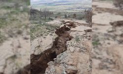 Elazığ’da aşırı yağışlar sonrası köy yolu yarıldı
