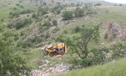 İş makinesi uçuruma yuvarlandı!