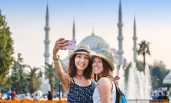 Turist sayısı ilk dört ayda ılımlı geriledi