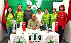 Üsküdar Anadolu'dan kadın futbol takımı