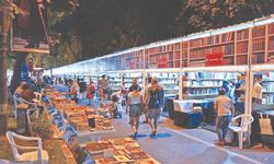 Kitapseverler sahaf stantlarında kayboldu