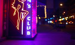 Striptiz kulübünden ilginç kampanya:  Mağdurlara ücretsiz kucak dansı