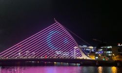 İrlanda'dan anlamlı kutlama! Samuel Beckett Köprüsü kırmızı-beyaz