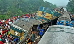 Bangladeş'te iki tren kafa kafaya çarpıştı! En az 17 ölü, 100'den fazla yaralı