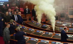 Muhalefet oturumu engellemek için Meclis'e sis bombası attı